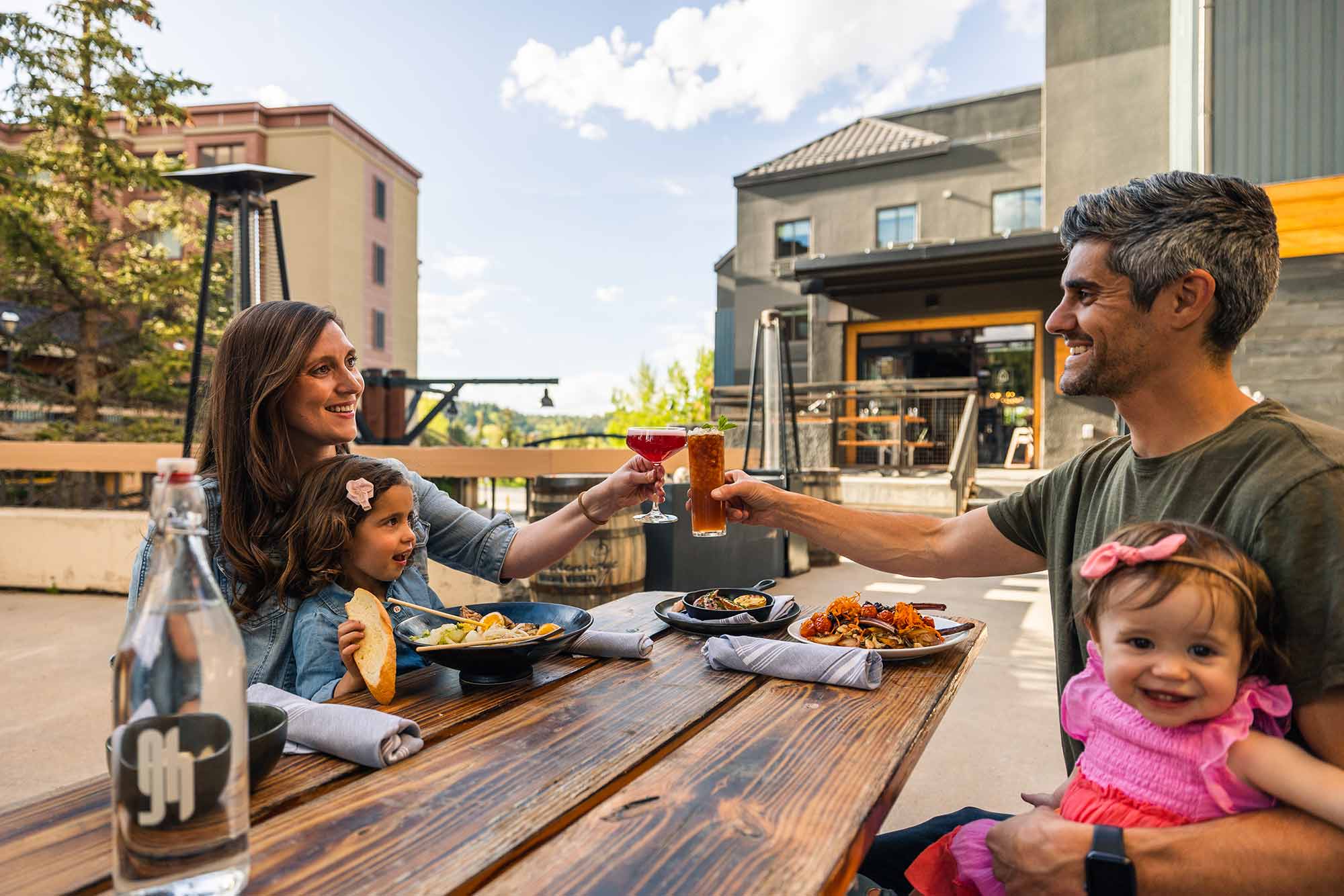 Family enjoys meal outdoors at Cabin Juice.